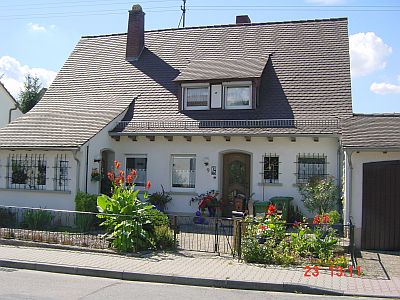 Ein Haus am Hang mit Blick in die Rheinebene. Es war vorwiegend in dem im Hang liegenden Bereich feucht bis nass.