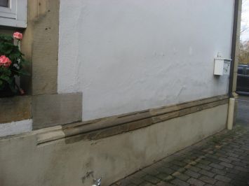 Solche Schäden verursachen Salze, die mit der Feuchtigkeit aus dem Erdreich aufsteigen