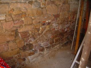 Sandsteinmauerwerk kapillar durchfeuchtet mit Salzausblühungen